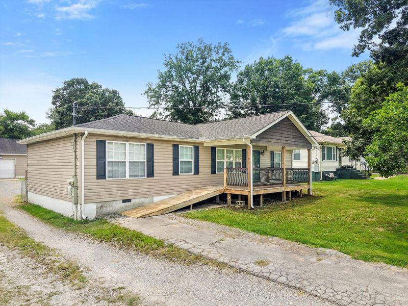 638 Hickory Ln, Rossville, GA 30741