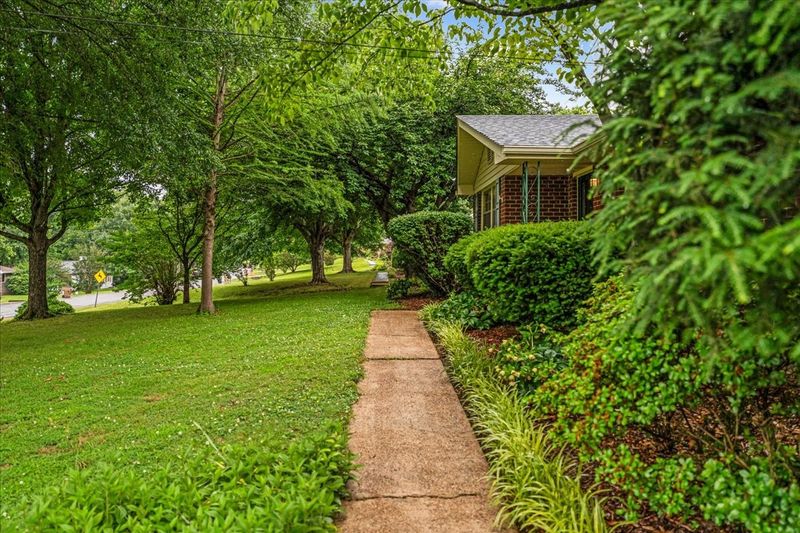 1906 Pinehurst Dr, Nashville, TN 37216
