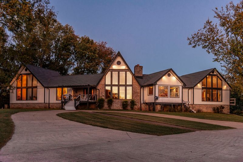 1063 Hillview Dr, Hendersonville, TN 37075