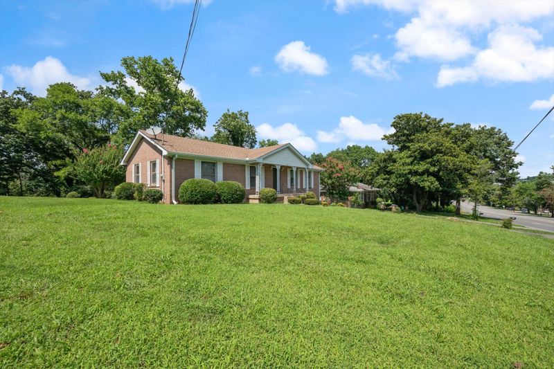 502 Harding Pl, Nashville, TN 37211