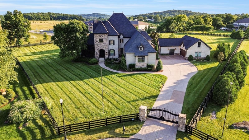 7219 Prairie Falcon Dr, Arrington, TN 37014