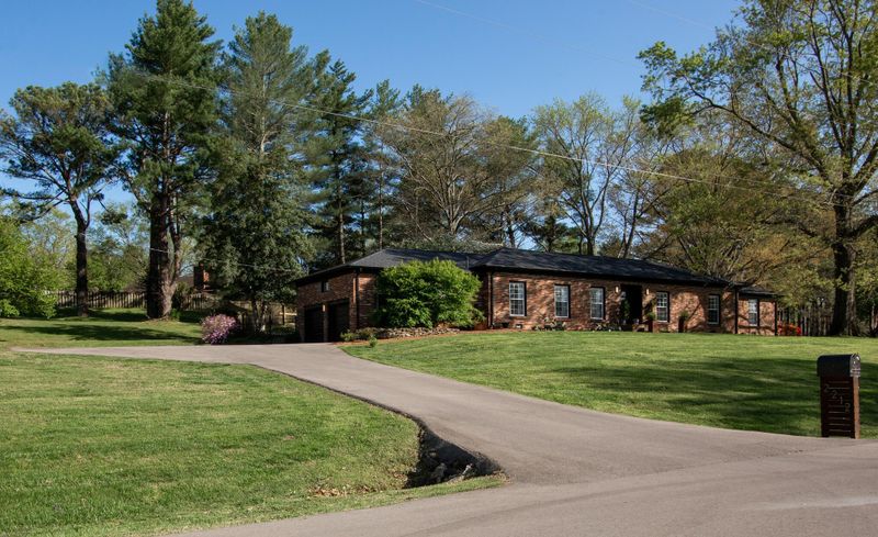 2212 Oakwood Dr E, Franklin, TN 37064
