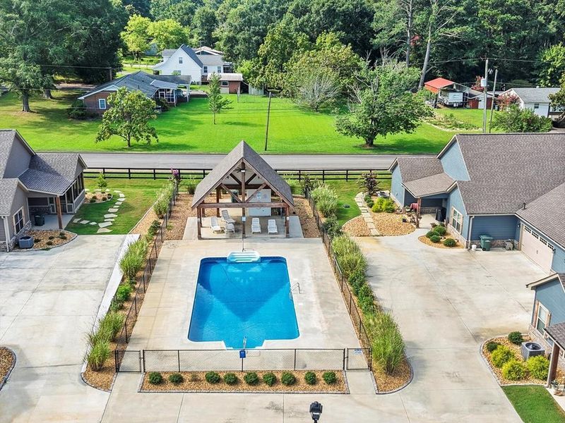 71 Maddox Ln, Chatsworth, GA 30705