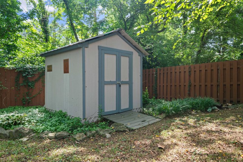 911 Waggoner Ct E, Nashville, TN 37214