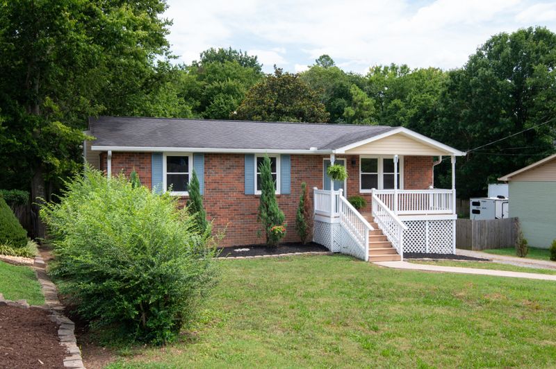 206 S Valley Rd, Hendersonville, TN 37075