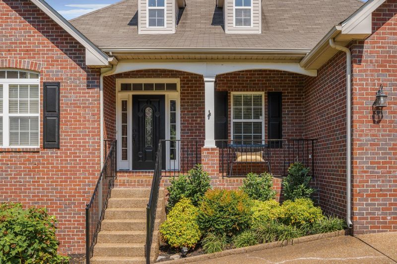2357 Forest Lake Dr, Nashville, TN 37211