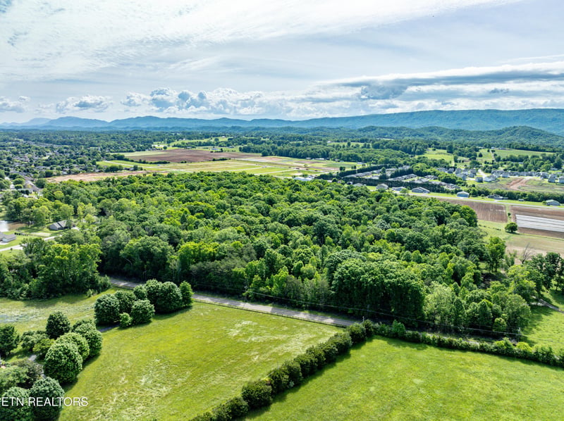 2738 Carpenters Grade Rd, Maryville, TN 37803