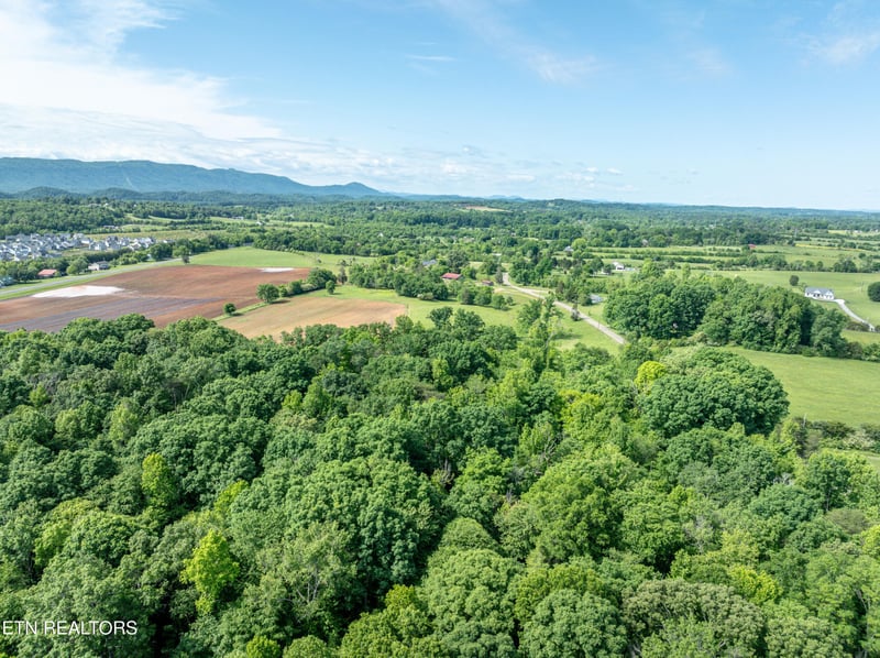 2738 Carpenters Grade Rd, Maryville, TN 37803