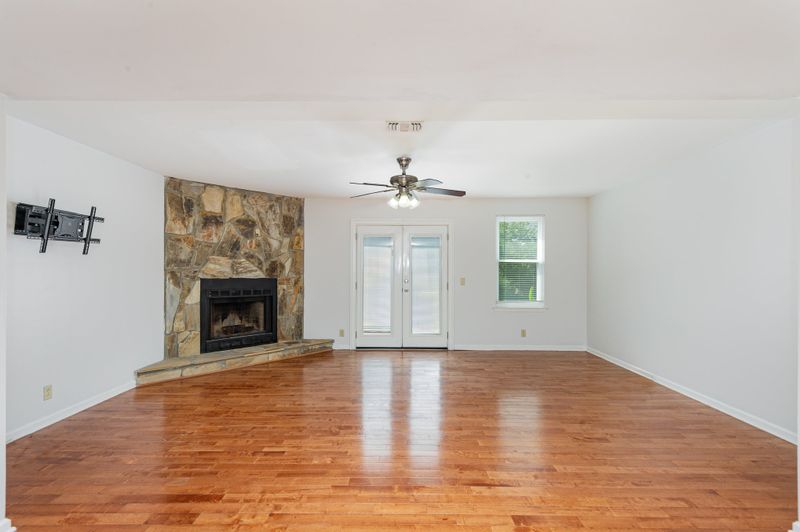 355 Clearwater Dr, Nashville, TN 37217