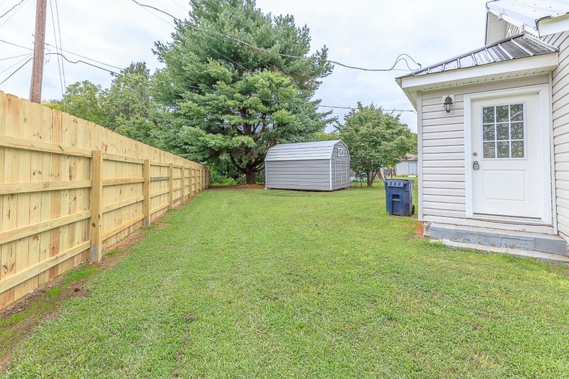 909 Stewart Ave, Chickamauga, GA 30707