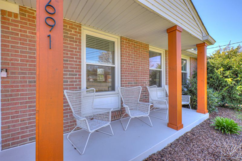 691 Harding Pl, Nashville, TN 37211