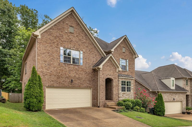 2328 Forest Lake Dr, Nashville, TN 37211