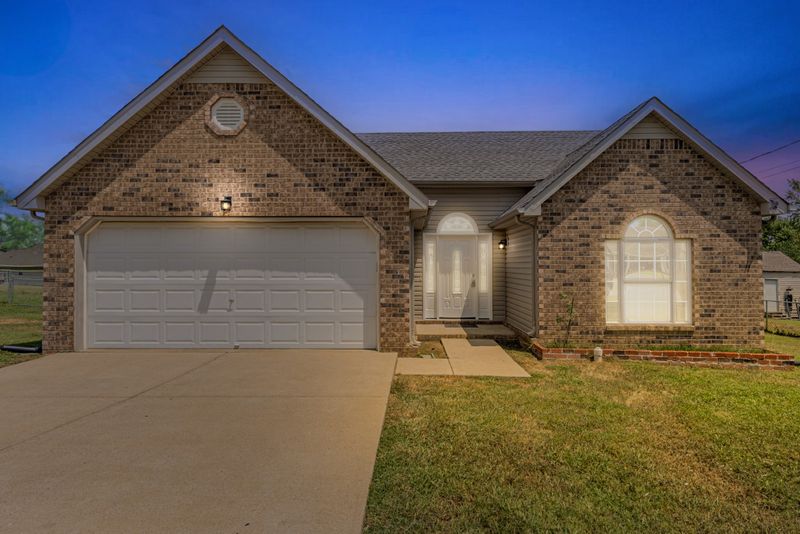 318 Clearlake Dr, La Vergne, TN 37086