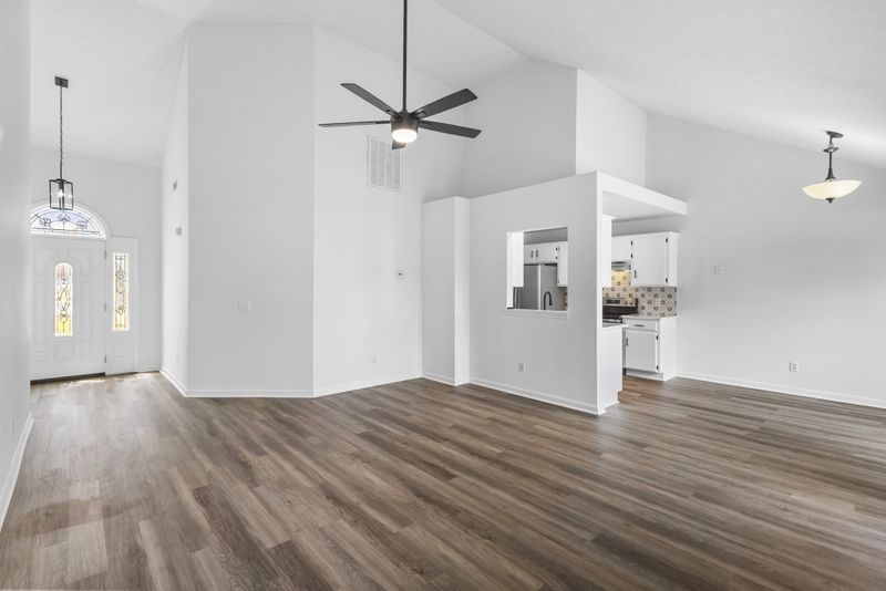 318 Clearlake Dr, La Vergne, TN 37086