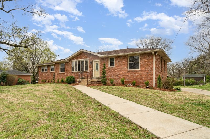 905 Crownhill Dr, Nashville, TN 37217
