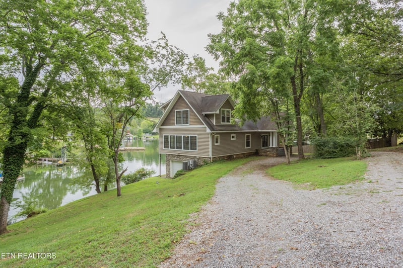 4193 Parris Dr, Lenoir City, TN 37772