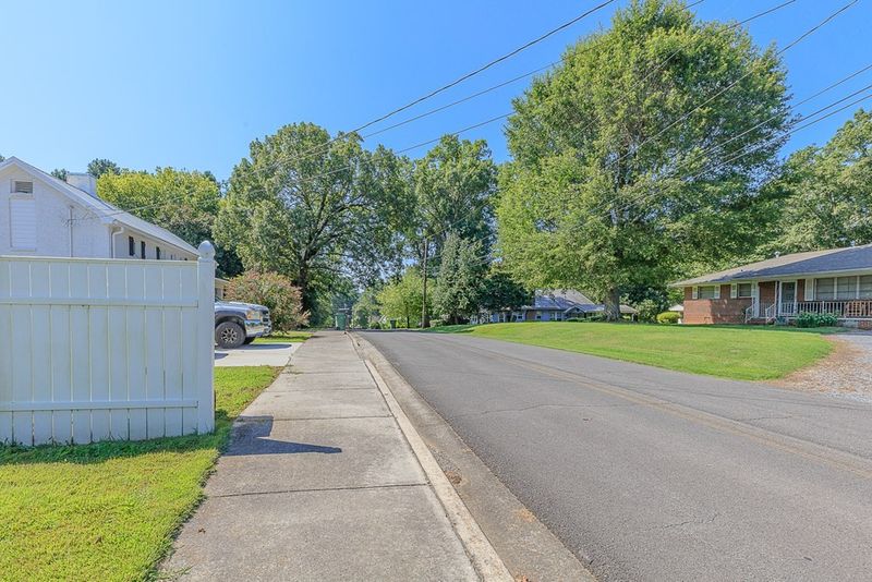 622 W Market St, Chatsworth, GA 30705