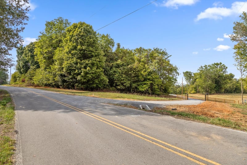 6 Sturgeon Creek Rd, Cedar Hill, TN 37032