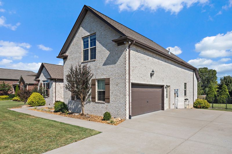 2257 London Ln, Greenbrier, TN 37073
