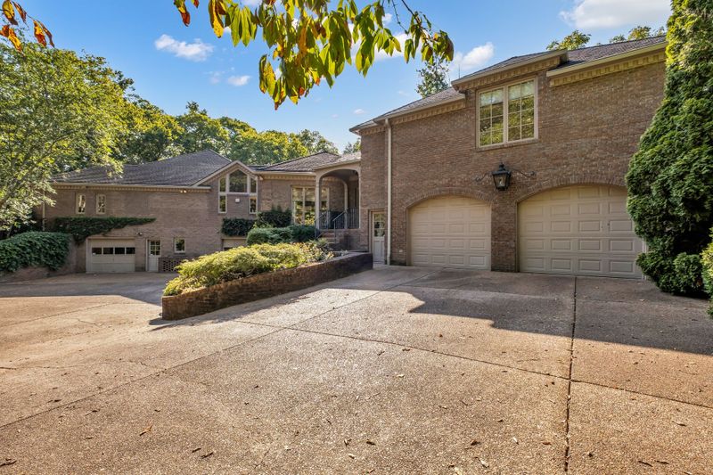 6420 E Valley Ct, Nashville, TN 37205