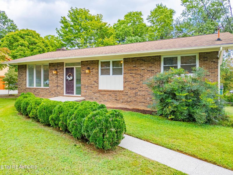 9036 Shallowford Rd, Knoxville, TN 37923