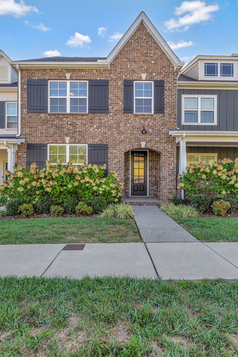 988 Cherry Grove Dr, Hendersonville, TN 37075