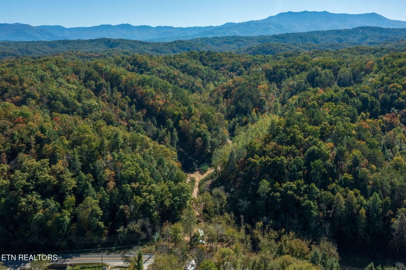 1876 Upper Middle Creek Rd, Sevierville, TN 37876
