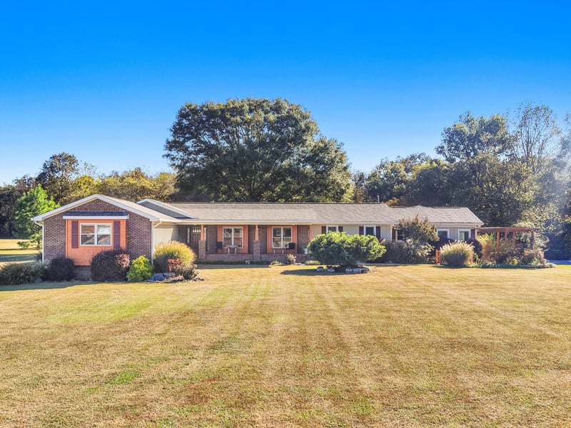 694 Meadow Dr, Chickamauga, GA 30707