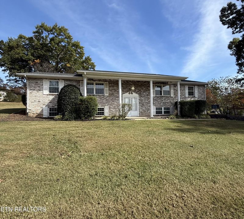 2112 Spring Hill Rd, Knoxville, TN 37914