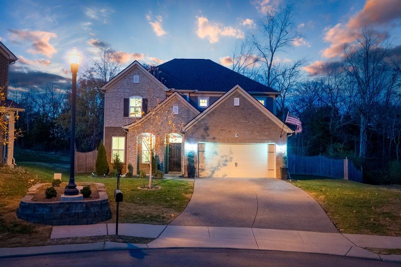 2881 Meadow Gln, Mount Juliet, TN 37122