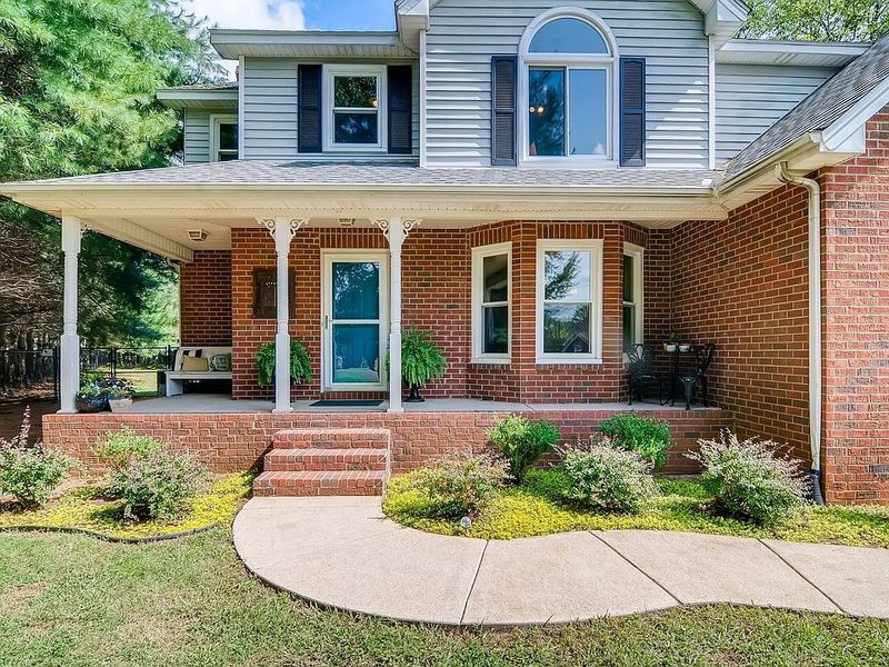 2021 Keenland Dr, Murfreesboro, TN 37127