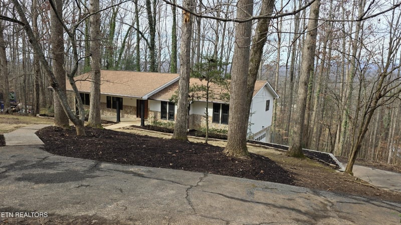 1135 W Outer Dr, Oak Ridge, TN 37830
