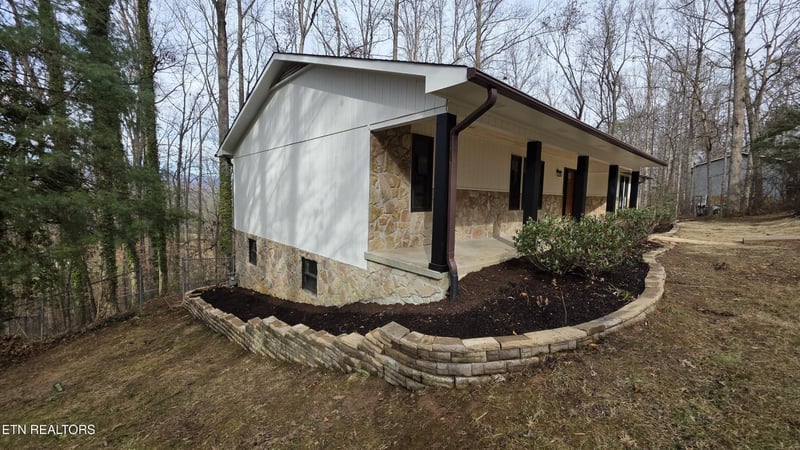 1135 W Outer Dr, Oak Ridge, TN 37830