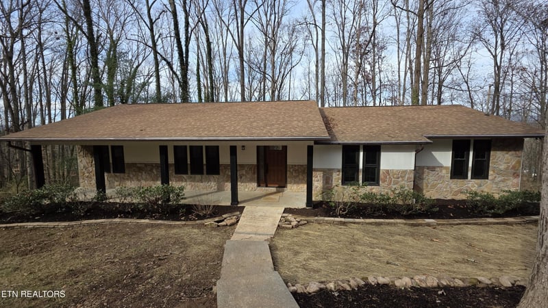 1135 W Outer Dr, Oak Ridge, TN 37830