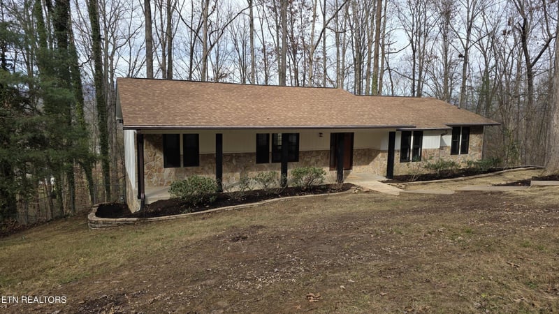 1135 W Outer Dr, Oak Ridge, TN 37830