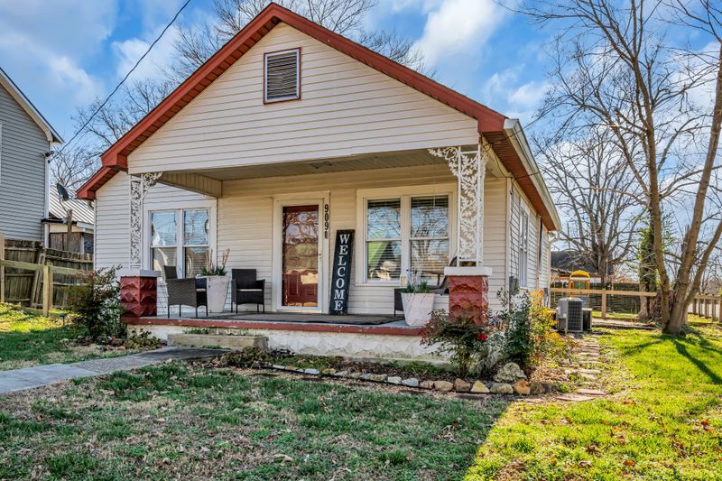 909 West 1st St, Dickson, TN 37055