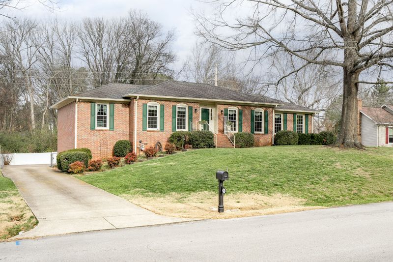 402 Hemingway Dr, Columbia, TN 38401