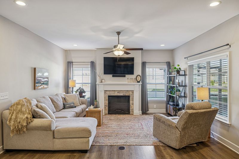 2358 Stonecenter Ln, Murfreesboro, TN 37128
