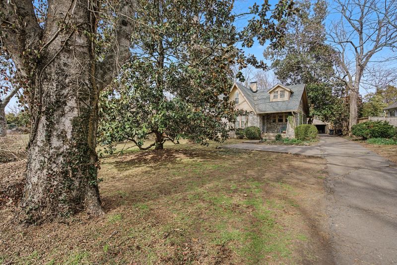 274 Harding Pl, Nashville, TN 37205