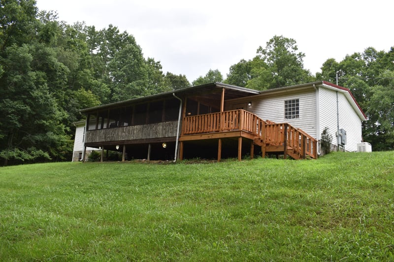1423 Pack Rd, White Bluff, TN 37187