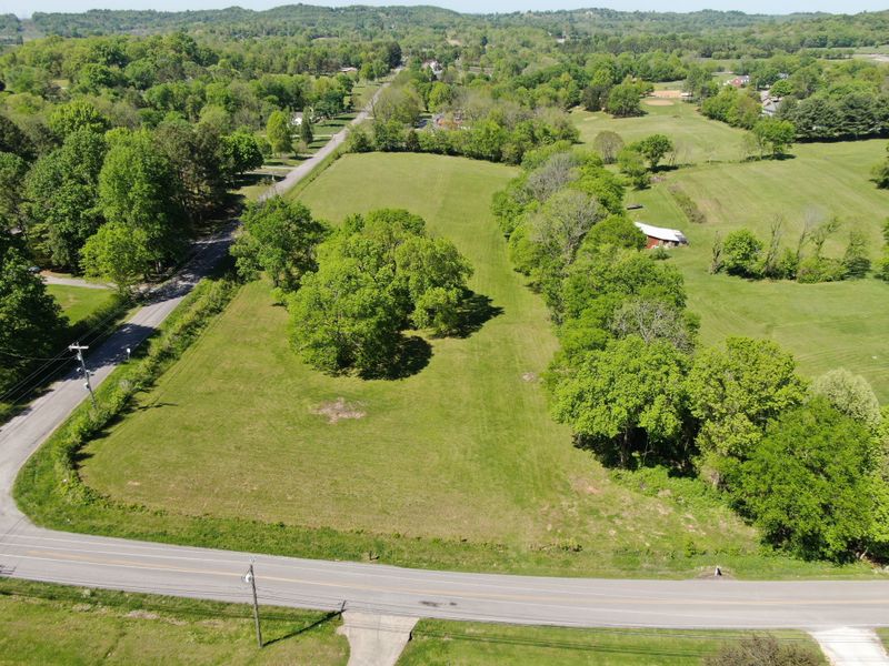 960 Tom Osborne Rd, Columbia, TN 38401
