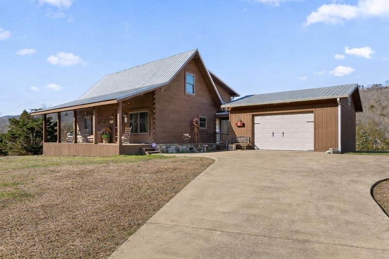 3382 Back Valley Rd, Trenton, GA 30752