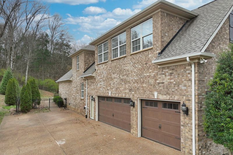 1056 Island Brook Dr, Hendersonville, TN 37075