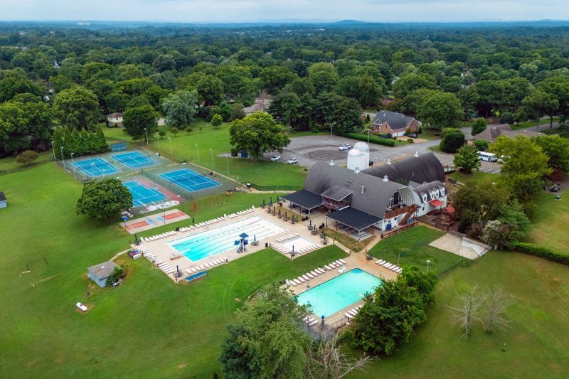 802 Overhills Dr, Old Hickory, TN 37138