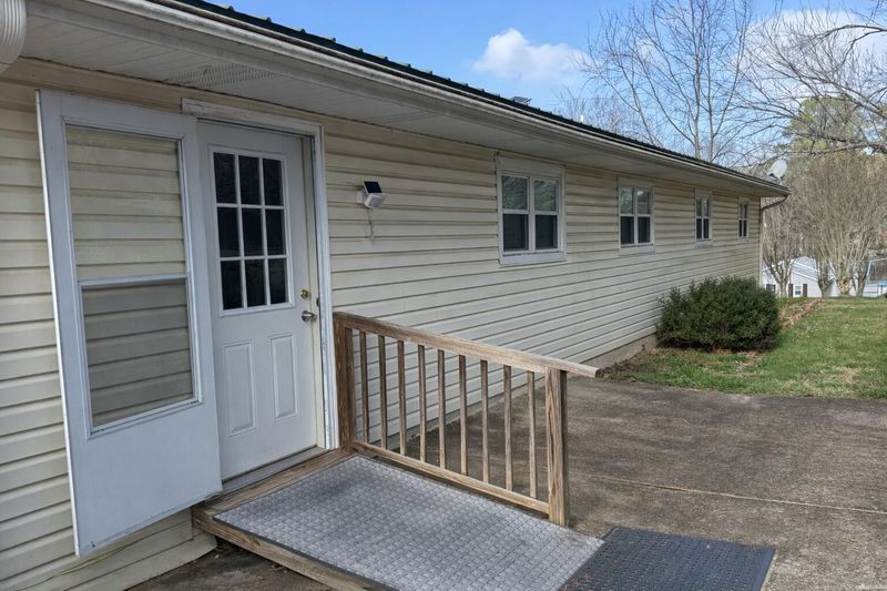 233 Rainbow Dr, Rossville, GA 30741