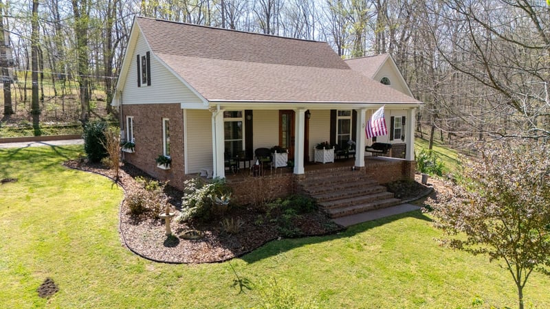 1423 Deerwood Dr, Burns, TN 37029