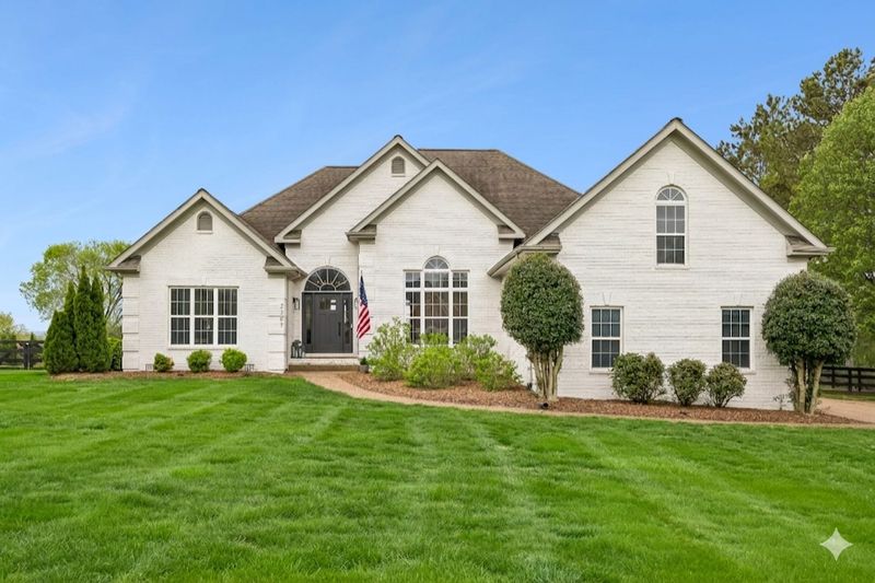 2707 Brenda St, Thompsons Station, TN 37179