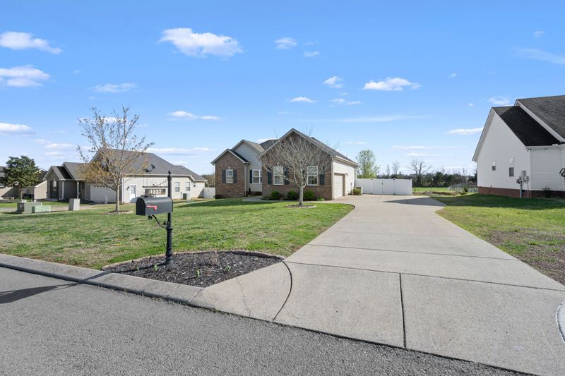 1237 Crescent Ridge Dr, Murfreesboro, TN 37128
