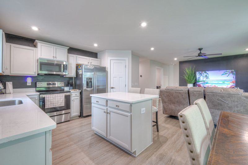 525 Streamview Dr, White House, TN 37188