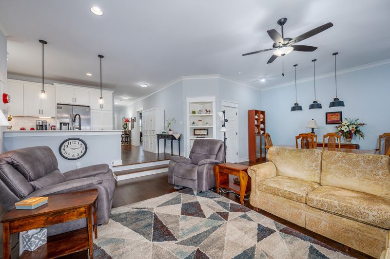 1001 Stonebrook Dr, Dickson, TN 37055